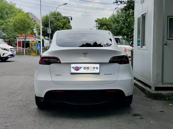 Tesla Model Y 2024