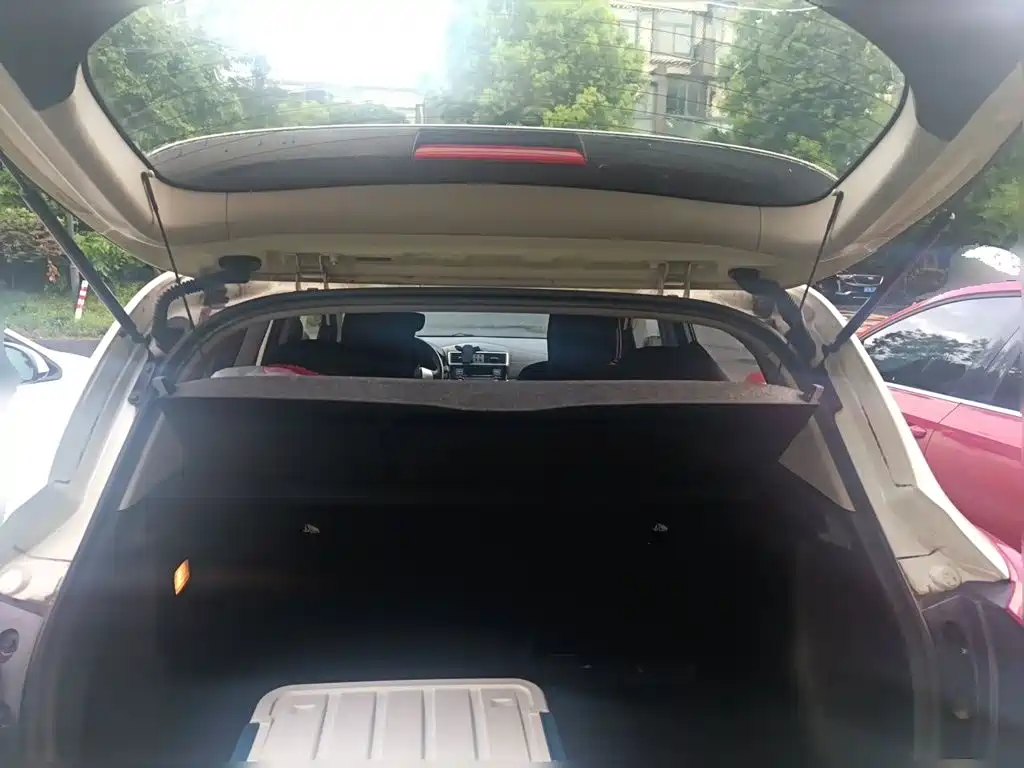Nissan Tiida 2017 — фото 10