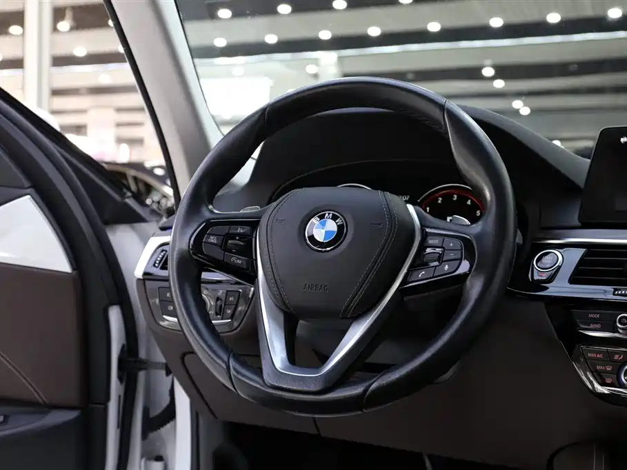 BMW 5 Series 2018 — фото 12