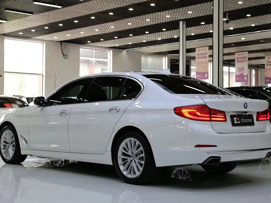 BMW 5 Series 2018 — фото 21