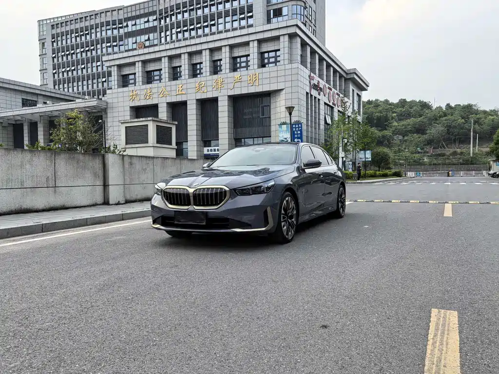 BMW 5 Series 2025 — фото 1