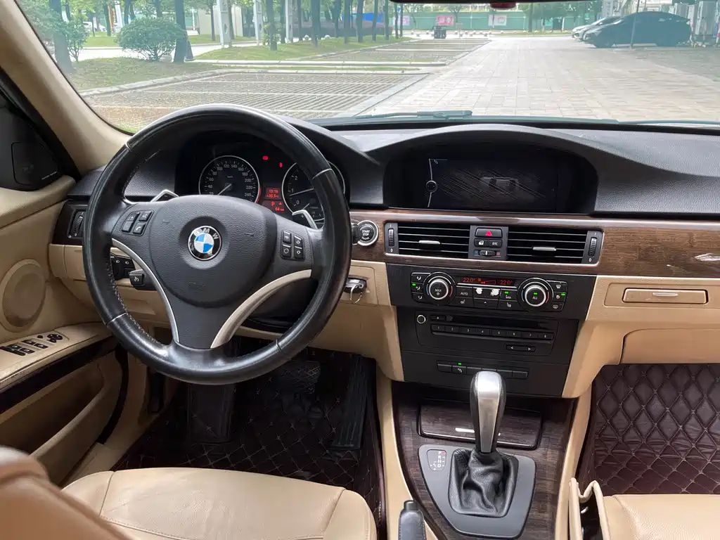 BMW 3 Series 2011 — фото 14