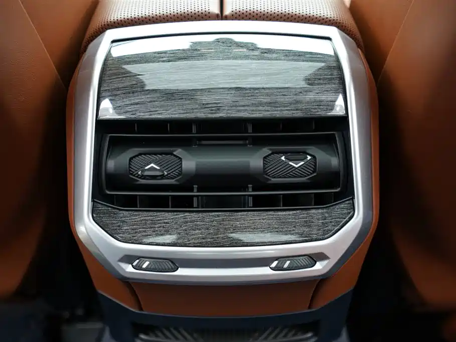 BMW i7 2024 — фото 19