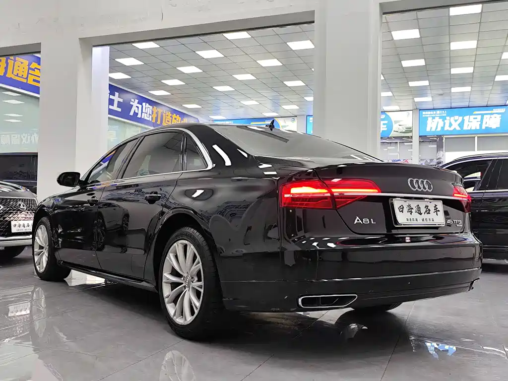Audi A8 2017 — фото 19