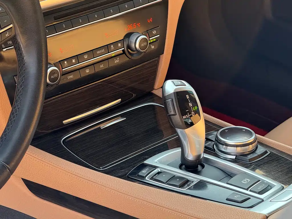 BMW 7 Series 2015 — фото 19
