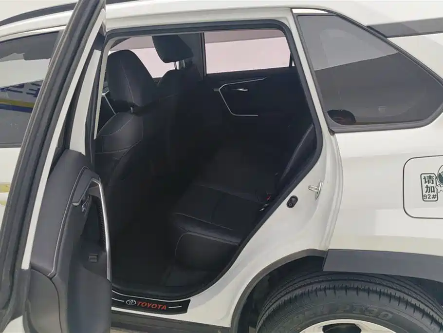 Toyota RAV4 2022 — фото 11