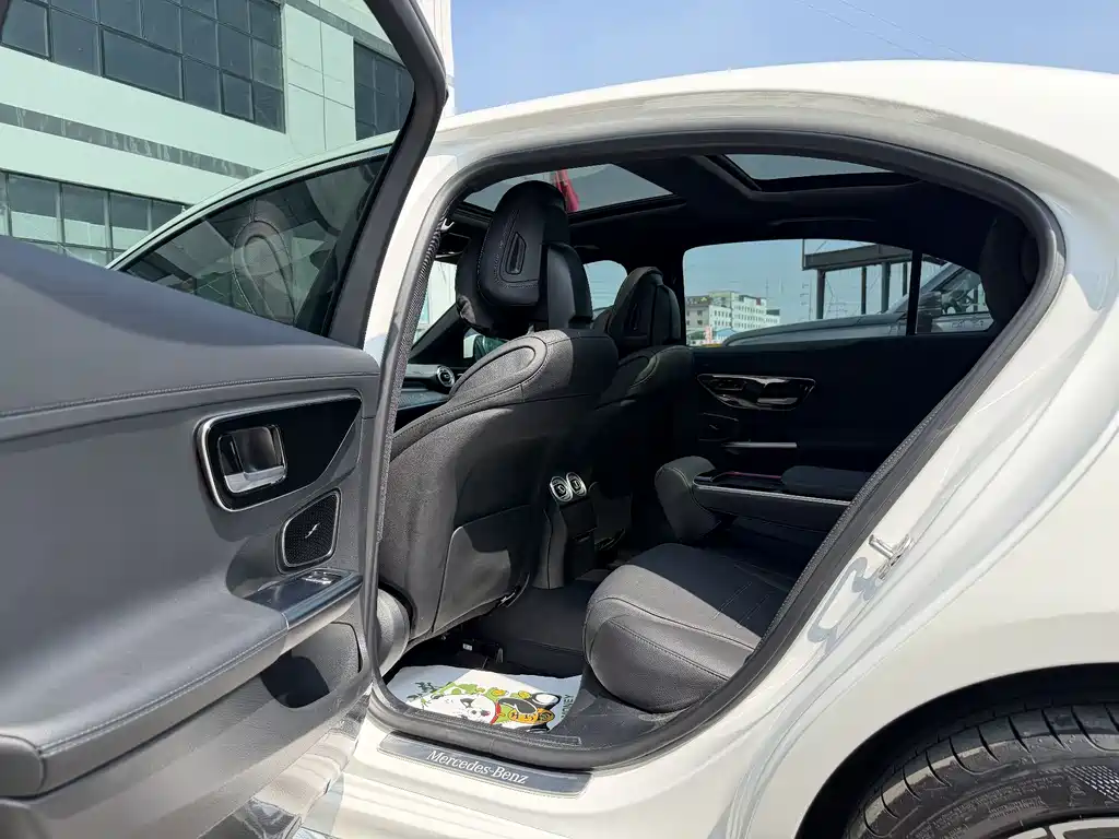 Mercedes-Benz C-Class 2025 — фото 12