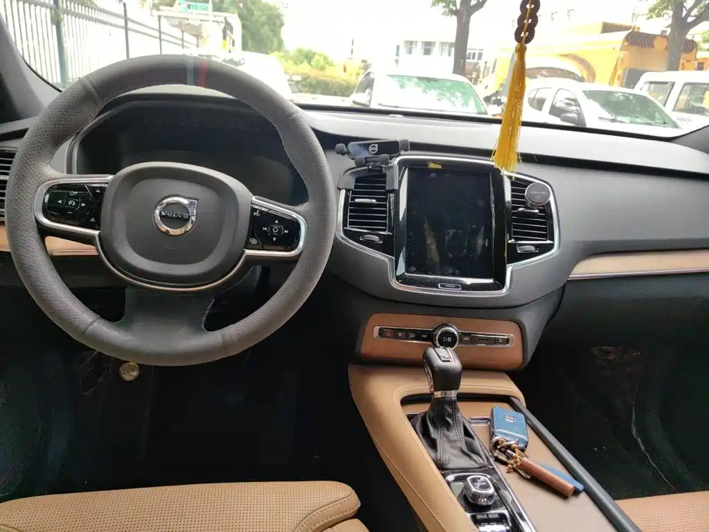 Volvo XC90 2017 — фото 13
