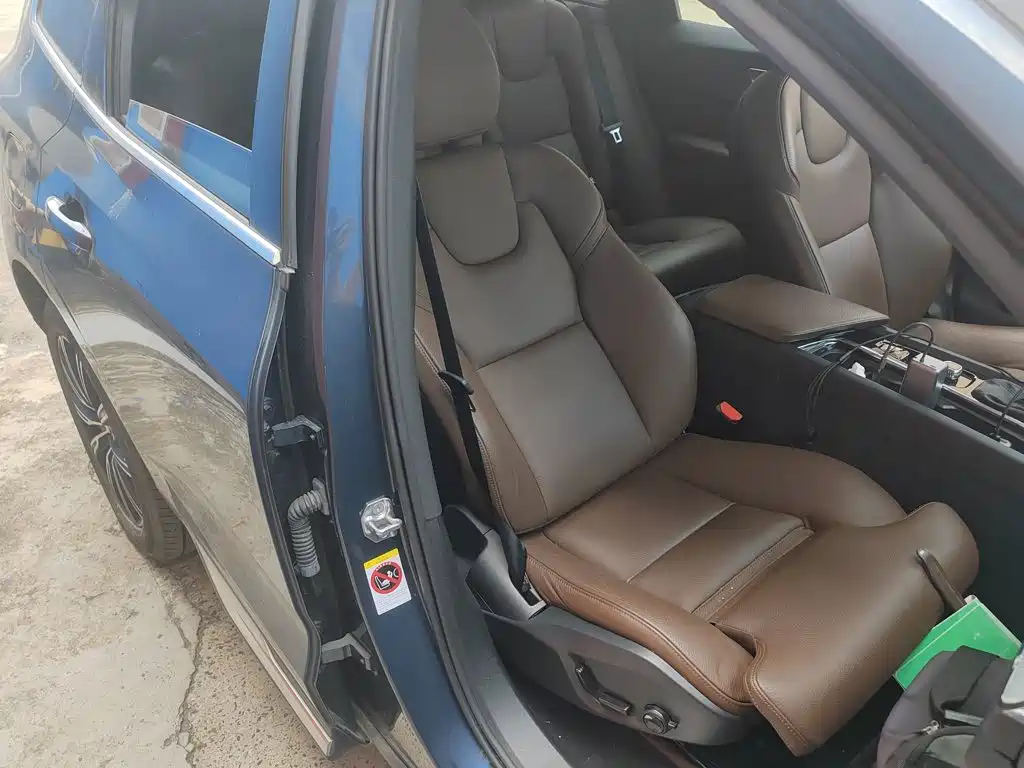 Volvo XC60 2021 — фото 25