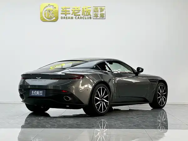 Aston Martin DB11 2024