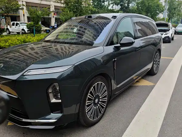 NIO ES8 2025