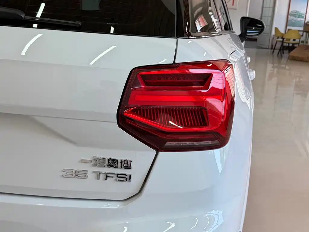 Audi Q2L 2023 — фото 10