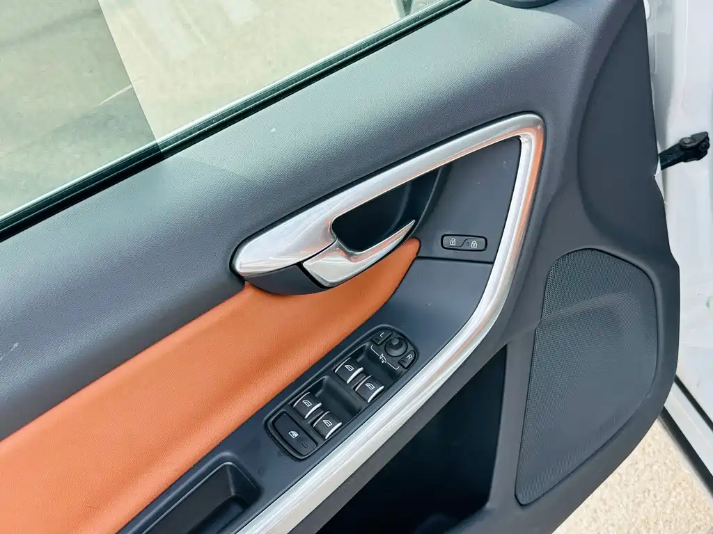Volvo S60 2019 — фото 10