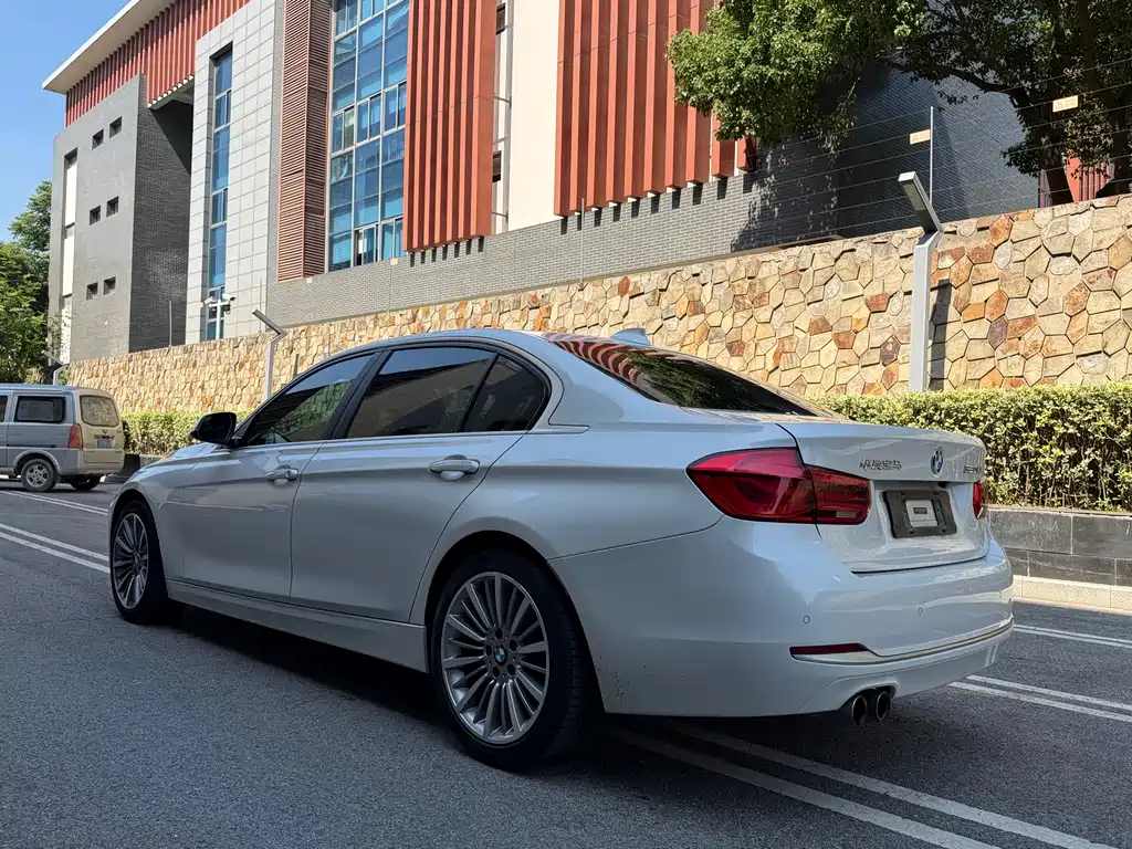 BMW 3 Series 2018 — фото 19