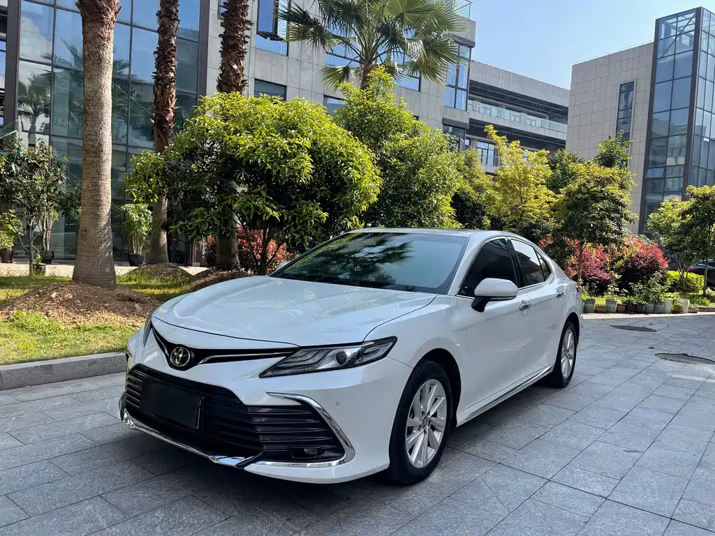 Toyota Camry 2024 — фото 1