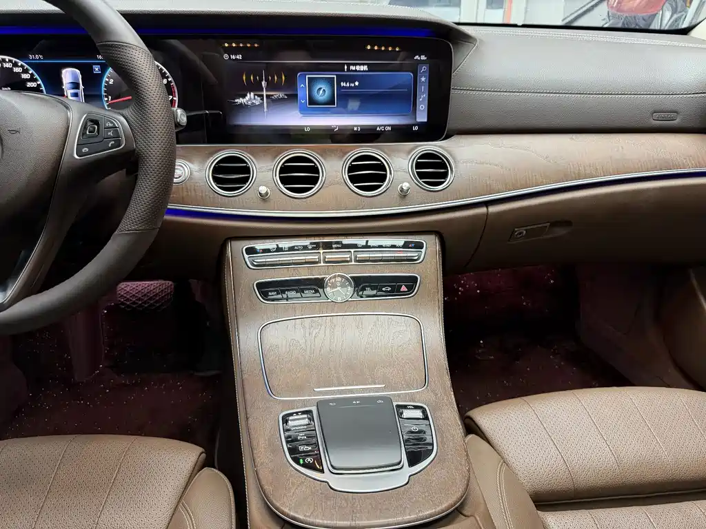 Mercedes-Benz E-Class 2018 — фото 16