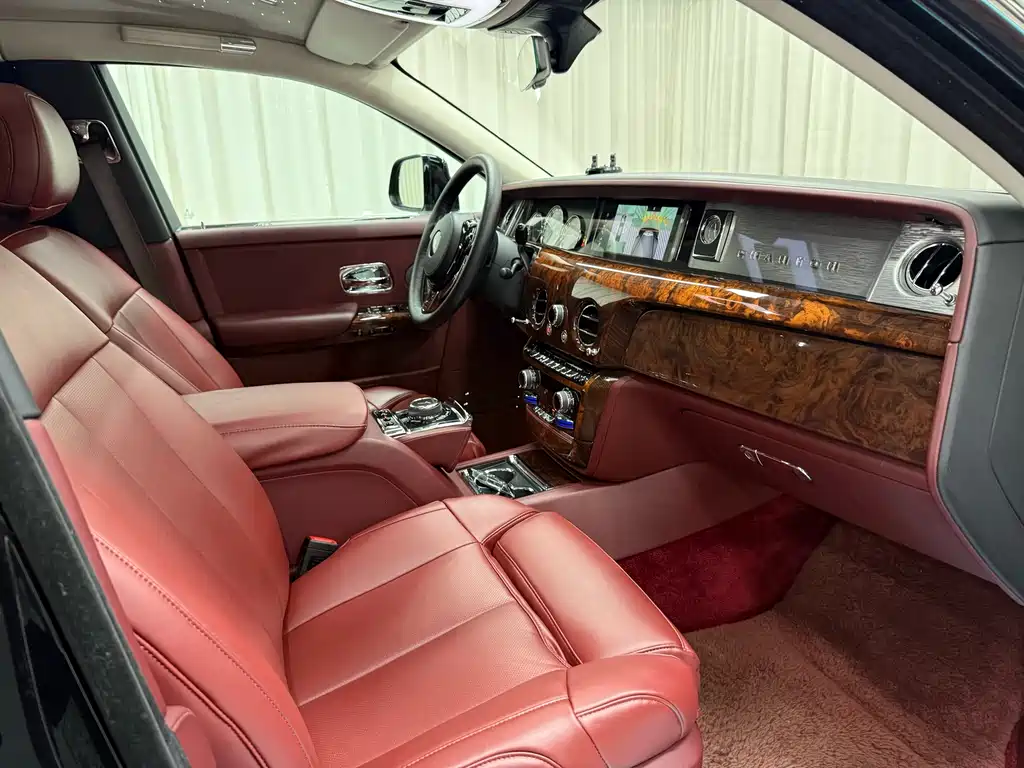 Rolls-Royce Phantom 2018 — фото 15