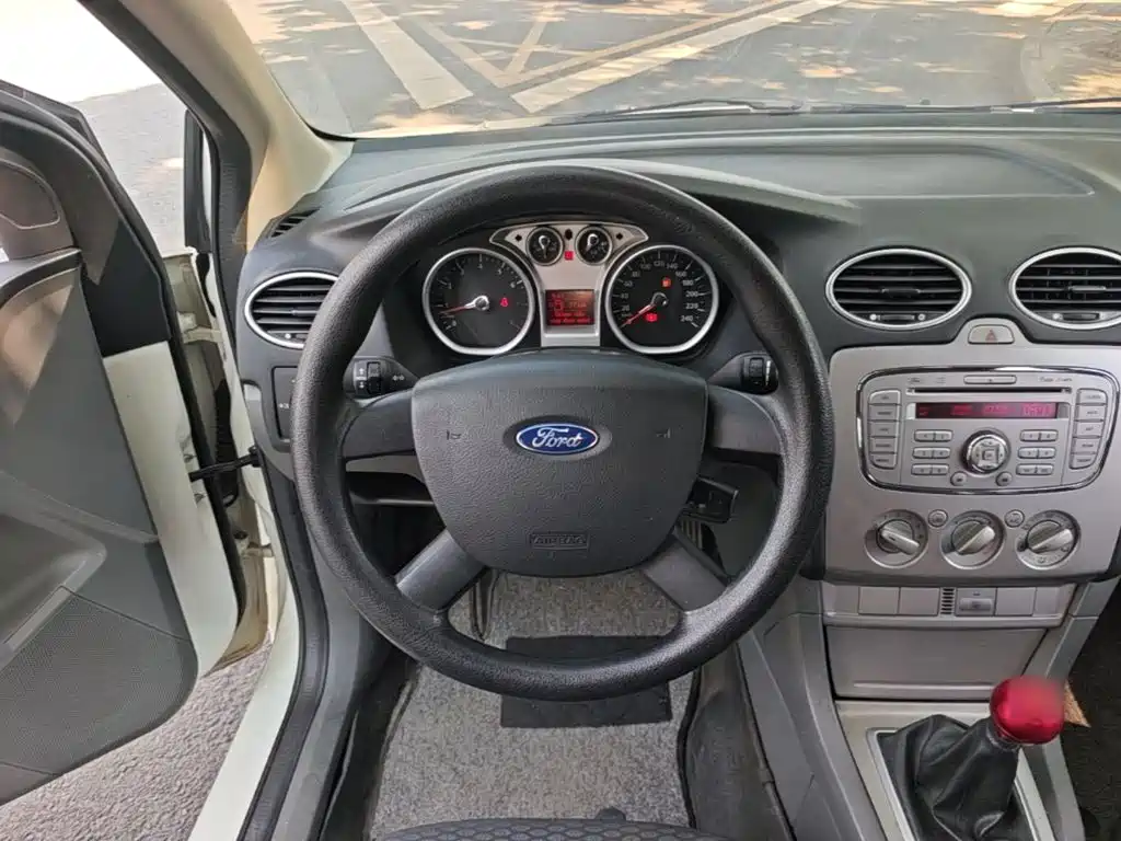 Ford Focus 2016 — фото 11