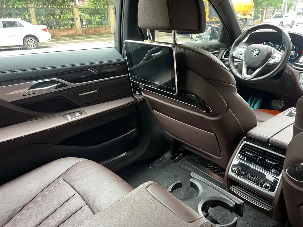 BMW 7 Series 2017 — фото 26