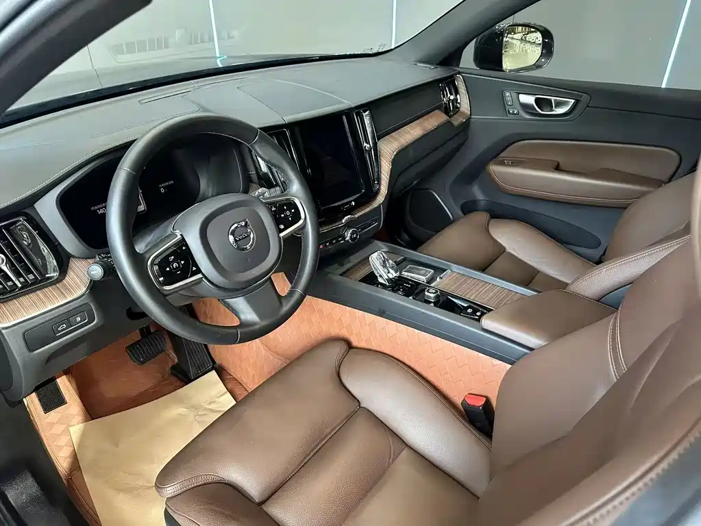 Volvo XC60 Plug-In Hybrid 2023 — фото 10