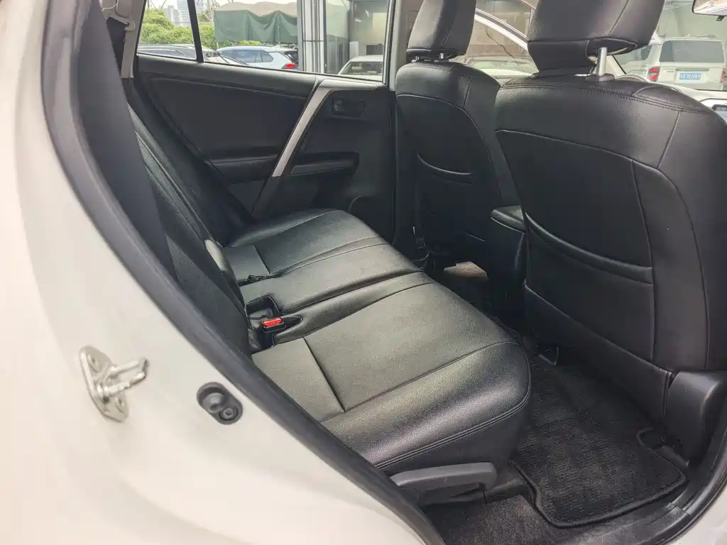 Toyota RAV4 2019 — фото 18