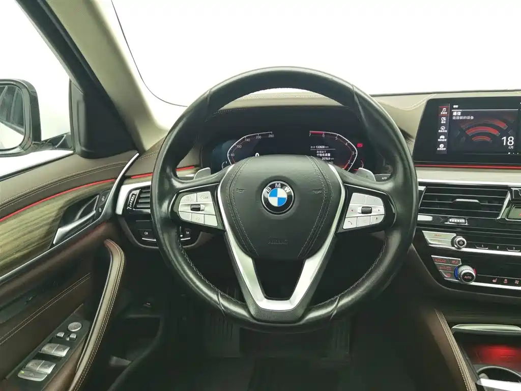 BMW 5 Series 2019 — фото 11