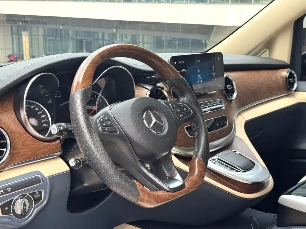 Mercedes-Benz V-Class 2023 — фото 4