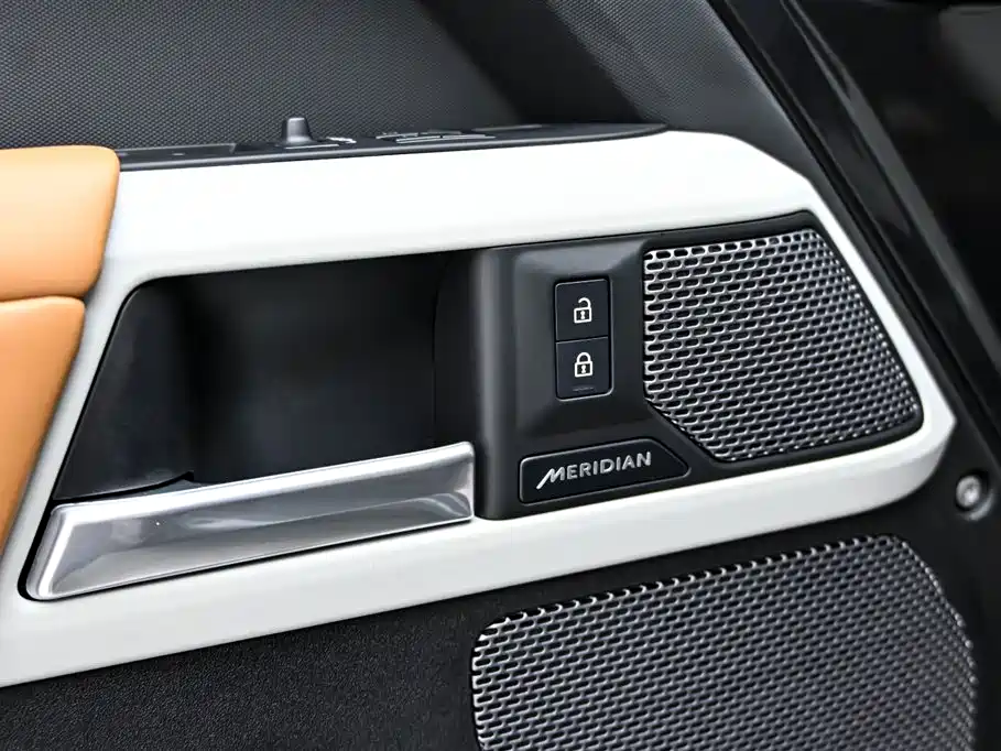 Land Rover Defender 2024 — фото 25
