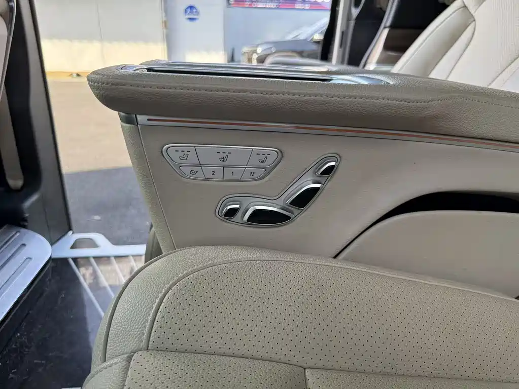Mercedes-Benz V-Class 2022 — фото 12