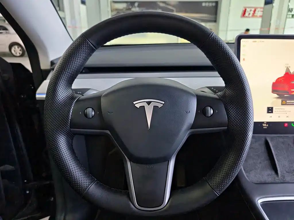 Tesla Model Y 2024 — фото 10