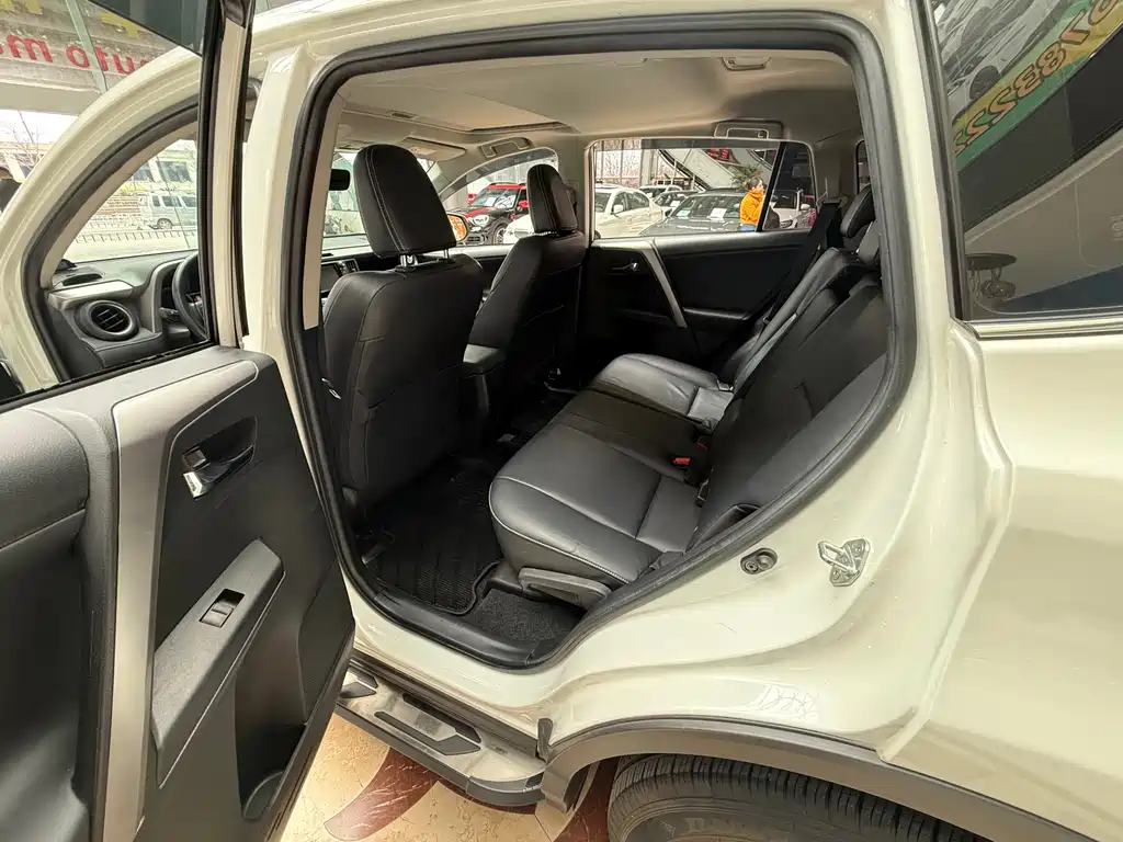 Toyota RAV4 2018 — фото 15