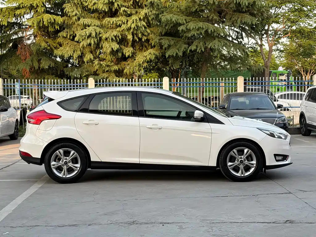 Ford Focus 2016 — фото 17