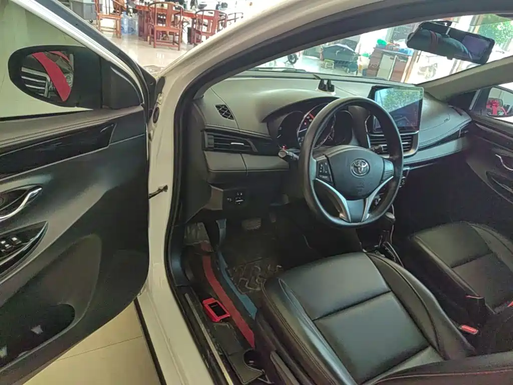 Toyota Yaris L 2022 — фото 16