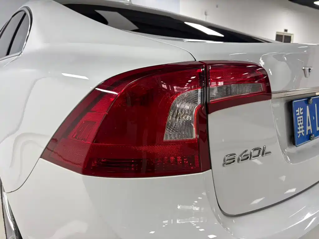 Volvo S60 2015 — фото 15