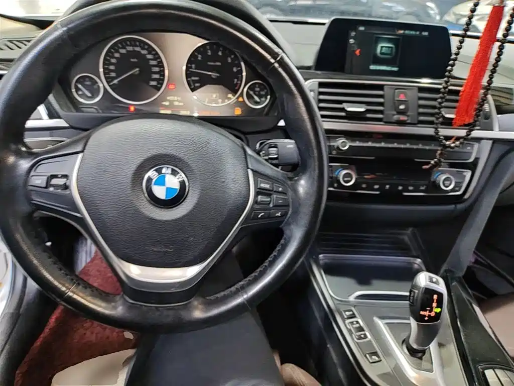 BMW 3 Series 2018 — фото 6