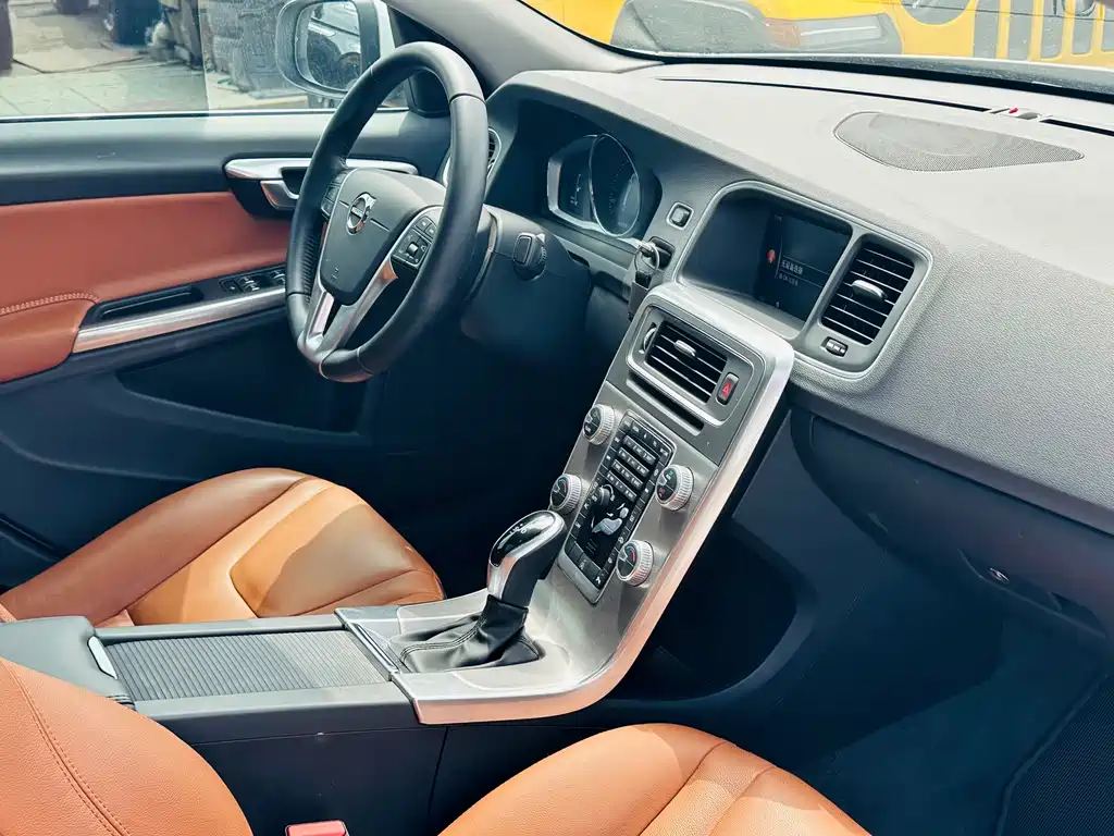 Volvo S60 2019 — фото 19