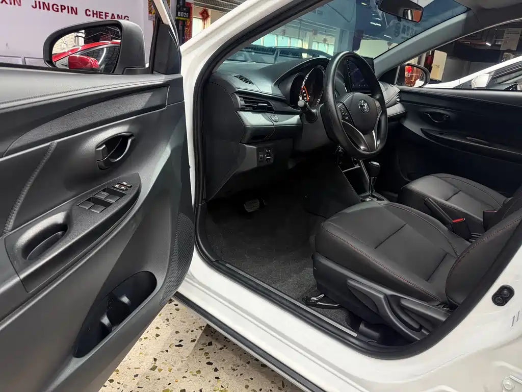 Toyota Yaris L 2023 — фото 13