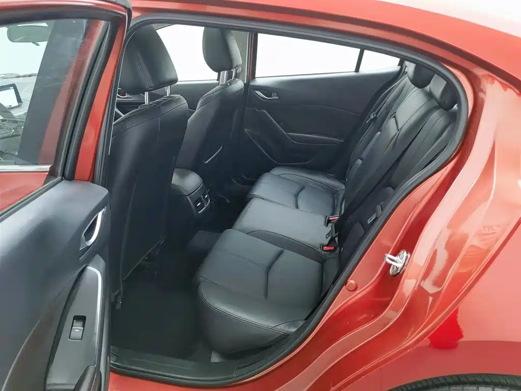 Mazda 3 Axela 2017 — фото 15