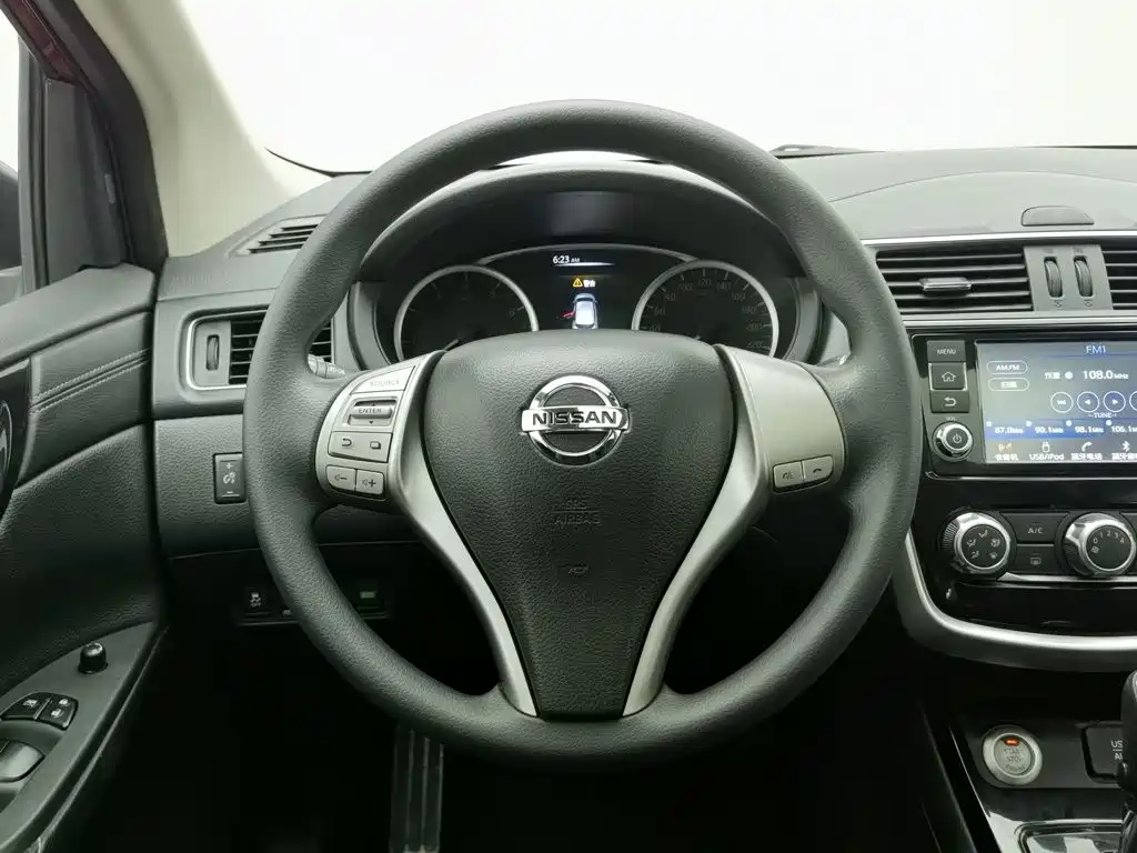 Nissan Tiida 2017 — фото 11