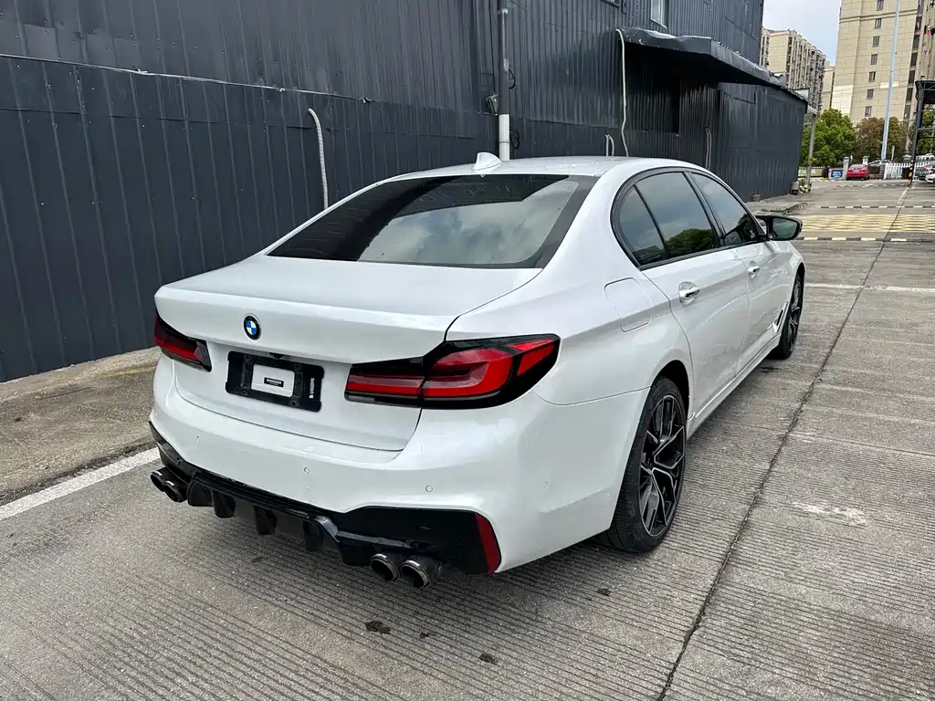BMW 5 Series 2018 — фото 13