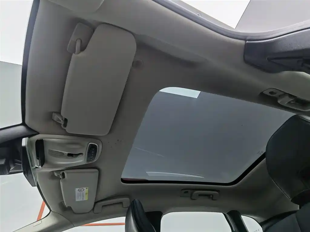 Volvo V40 2017 — фото 14