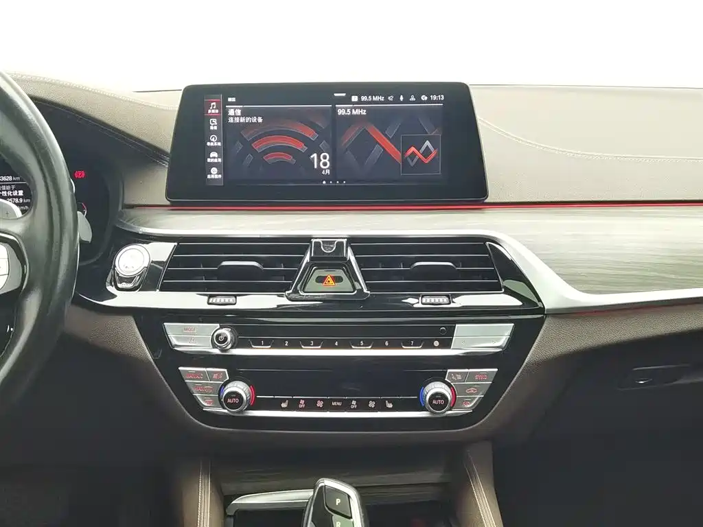 BMW 5 Series 2019 — фото 12