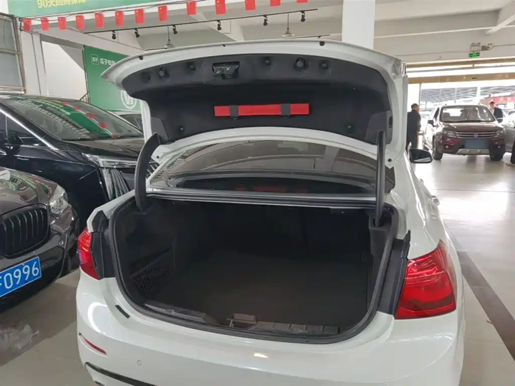 BMW 1 Series 2018 — фото 19