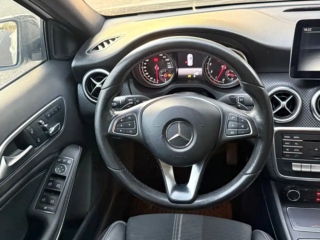 Mercedes-Benz A-Class 2017 — фото 13