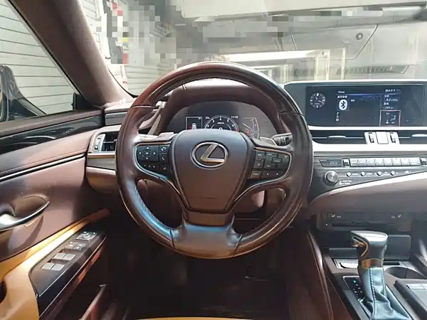 Lexus ES 2020