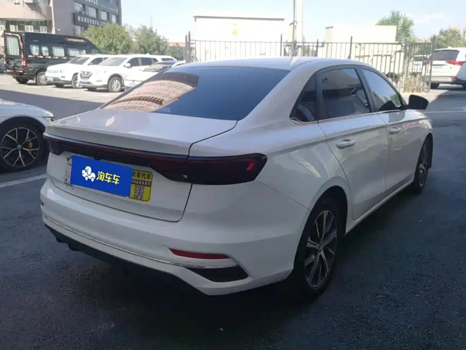 Geely Emgrand 2022