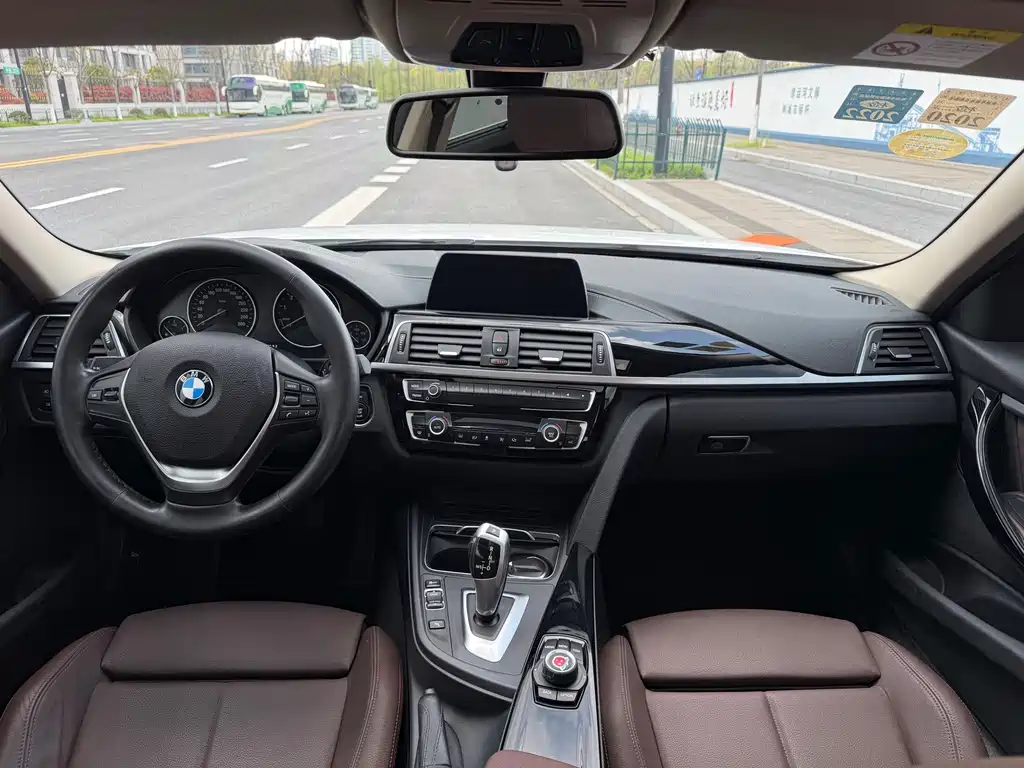 BMW 3 Series 2018 — фото 9