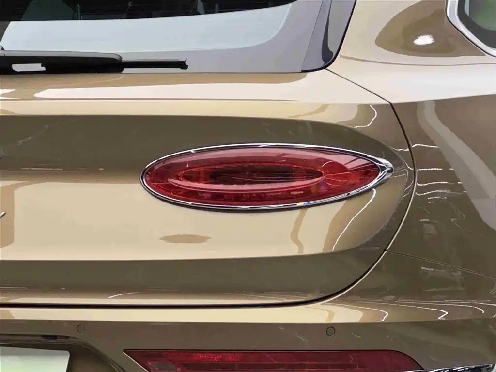 Bentley Bentayga Plug-In Hybrid 2021 — фото 20