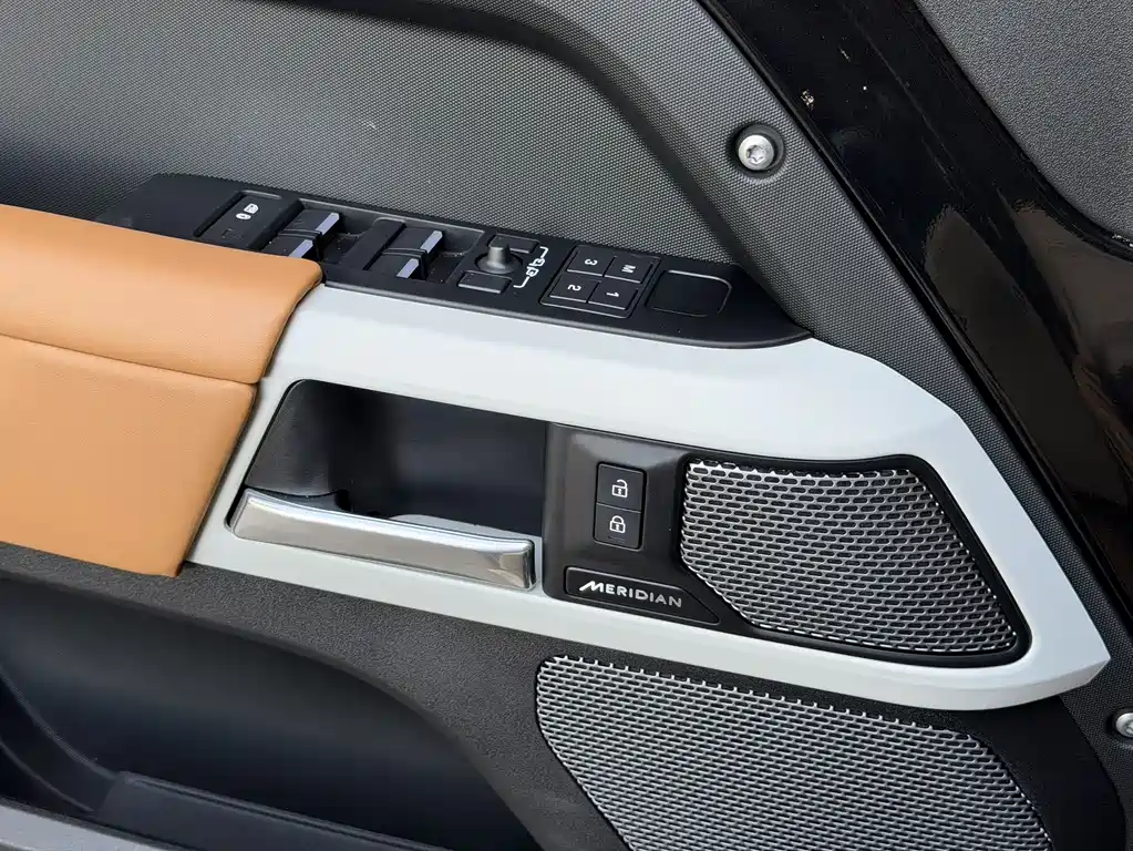 Land Rover Defender 2024 — фото 15