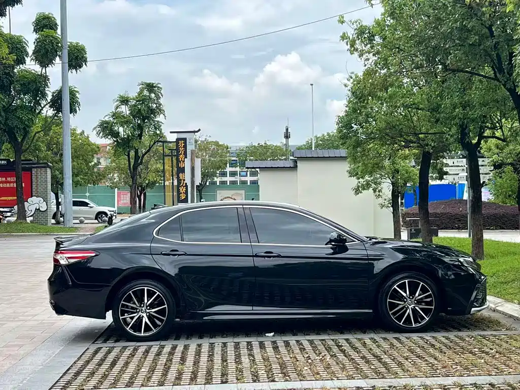 Toyota Camry 2023 — фото 7